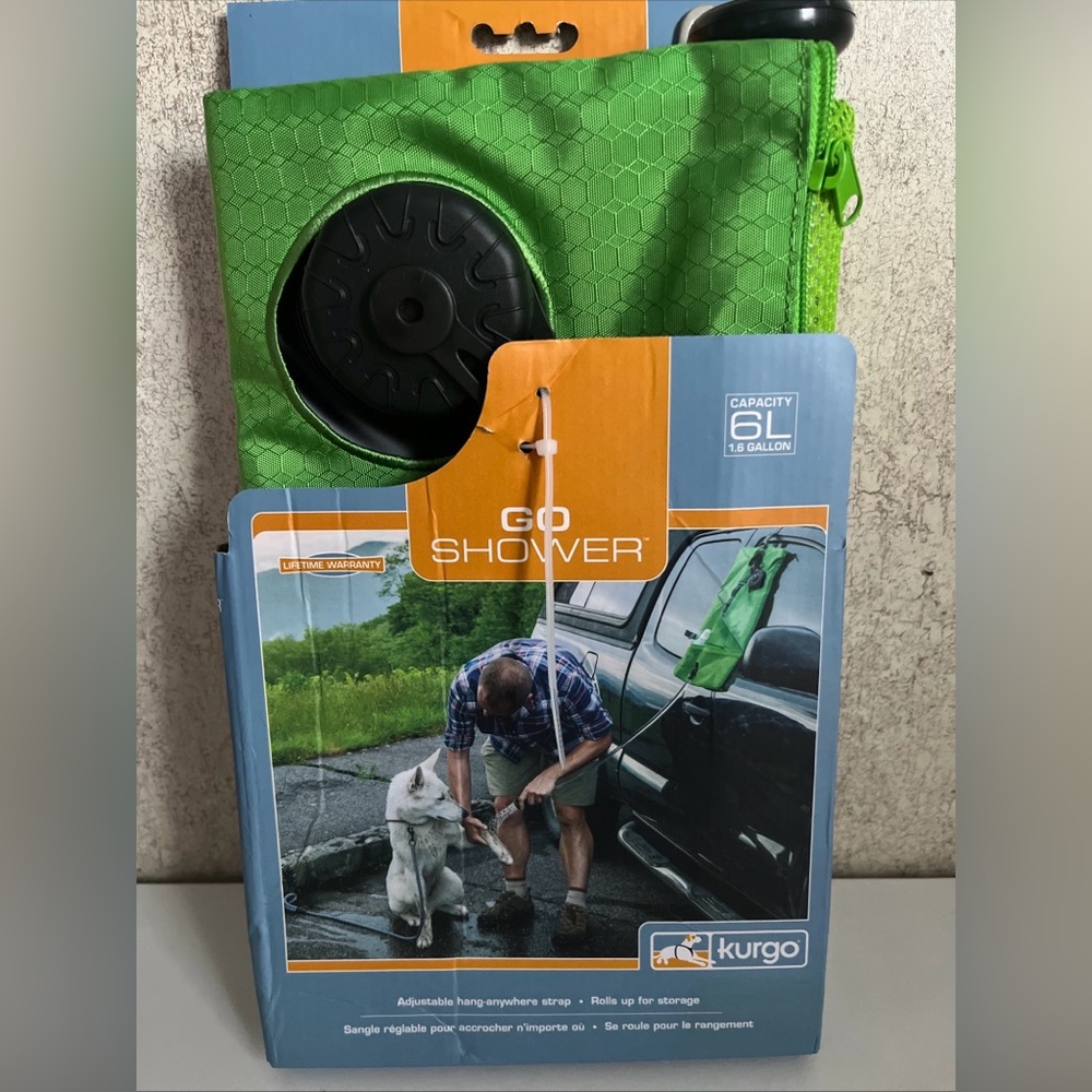 Kurgo Outdoor Go Shower for Pets. Adjustable strap green new